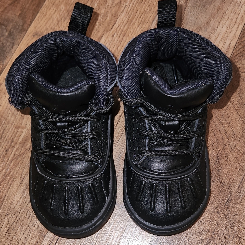 Nike Black Boots Sleek Design